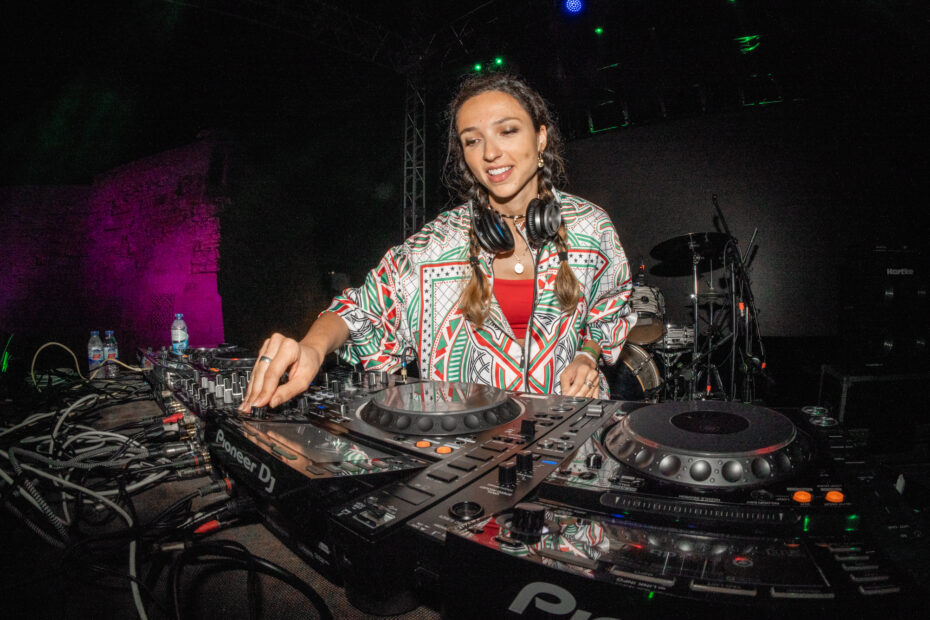 Artista en la mesa de mezclas